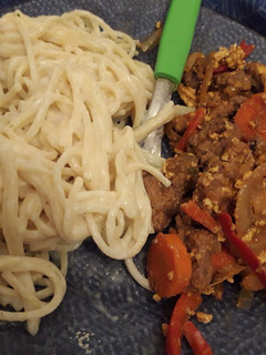 Una foto de Revuelto de carne con fideos a la salsa blanca!!