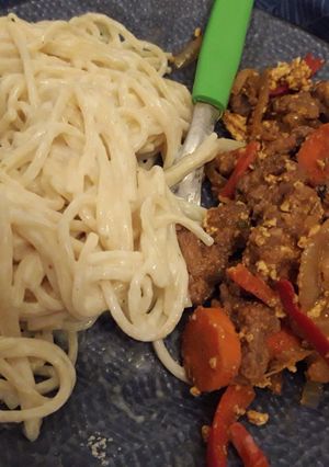 Una foto de Revuelto de carne con fideos a la salsa blanca!!