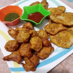 A picture of Potato or onion ka pakora.