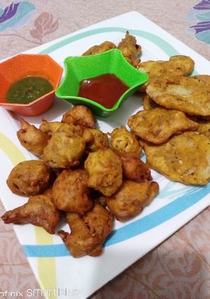A picture of Potato or onion ka pakora.
