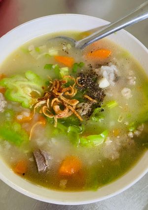 Hình của món Cháo xương+ thịt bầm ăn kèm khổ qua.