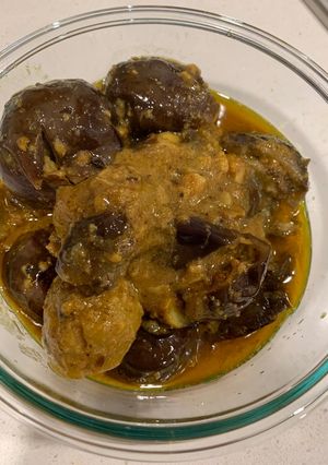 ભરેલા રીંગણ બટાકા નું શાક (Bharela Ringan Bataka Shak Recipe In Gujarati) રેસીપી મુખ્ય ફોટો