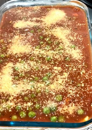 Una foto de Polenta con queso y salsa