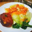 Pak choy con patatas al vapor y zanahorias fileteadas al ajo