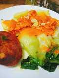Pak choy con patatas al vapor y zanahorias fileteadas al ajo
