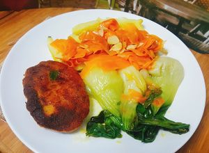 Foto principal de Pak choy con patatas al vapor y zanahorias fileteadas al ajo