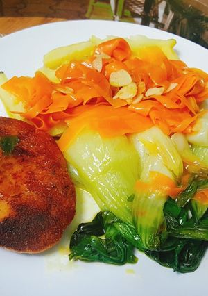Foto principal de Pak choy con patatas al vapor y zanahorias fileteadas al ajo