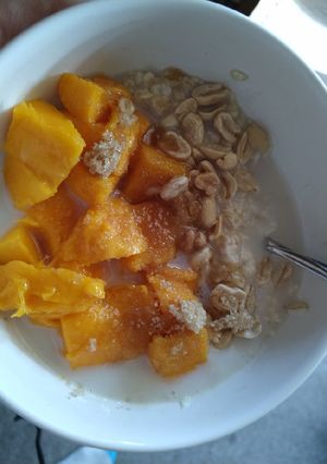 Una foto de Avena con mango y cacahuates