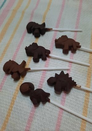 Una foto de Chupetines de chocolate dinosauros