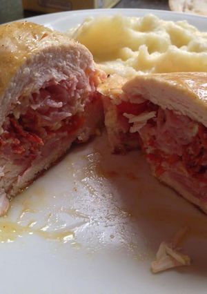 Una foto de Pechugas rellenas, con puré de papas