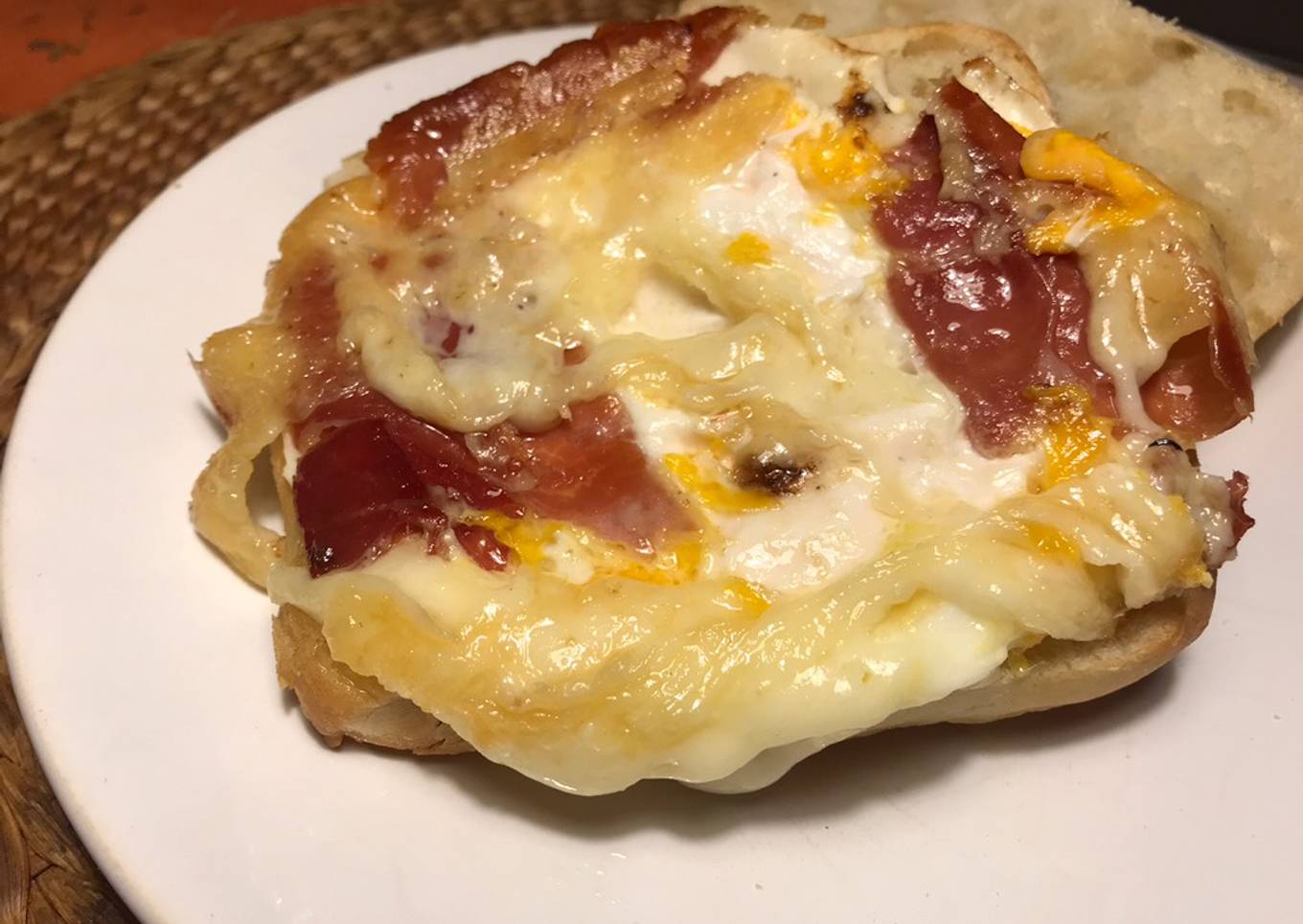 Bocata de pan Chapata con jamón,huevo y queso