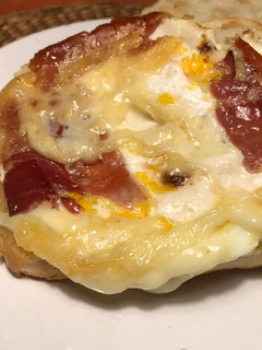 Una foto de Bocata de pan Chapata con jamón,huevo y queso