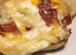 Una foto de Bocata de pan Chapata con jamón,huevo y queso