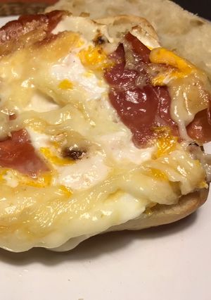 Una foto de Bocata de pan Chapata con jamón,huevo y queso