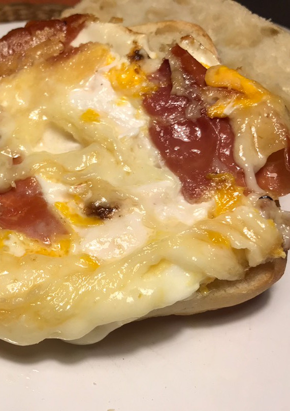 Una foto de Bocata de pan Chapata con jamón,huevo y queso