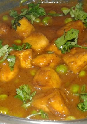 A picture of Matar Paneer.