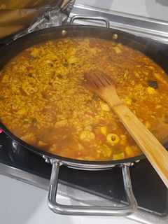 Una foto de Arroz meloso de gambitas, calamares y pescadito