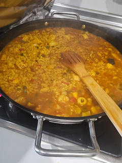 Una foto de Arroz meloso de gambitas, calamares y pescadito