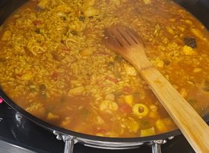 Una foto de Arroz meloso de gambitas, calamares y pescadito
