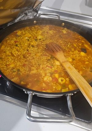 Una foto de Arroz meloso de gambitas, calamares y pescadito