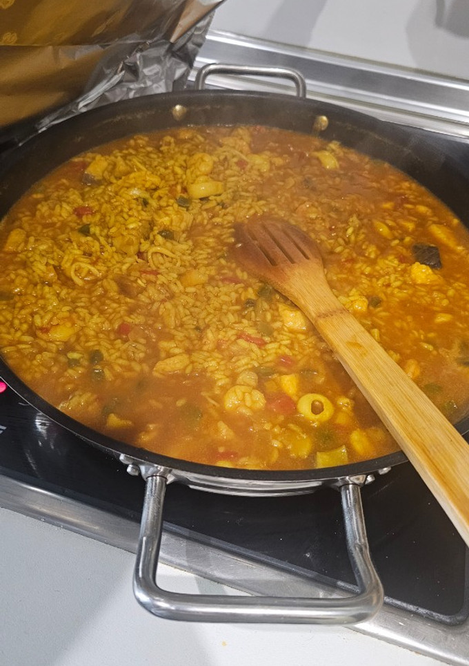 Una foto de Arroz meloso de gambitas, calamares y pescadito