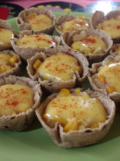 Una foto de Canastitas integrales de cebolla caramelizada, choclo y queso