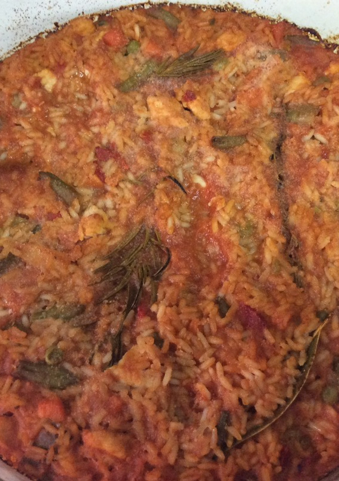Una foto de Arroz horneado con pollo al romero🌿