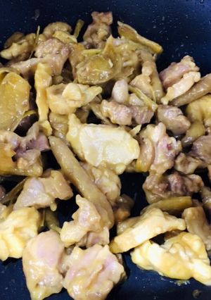 Hình của món Mâm cơm nhà 30 phút: Gà xào gừng nghệ sả và canh bầu.
