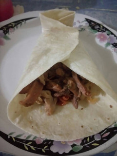 Una foto de Burrito de carne, jamón y pollo