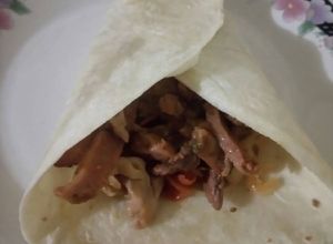 Una foto de Burrito de carne, jamón y pollo