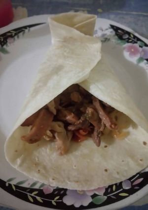 Una foto de Burrito de carne, jamón y pollo