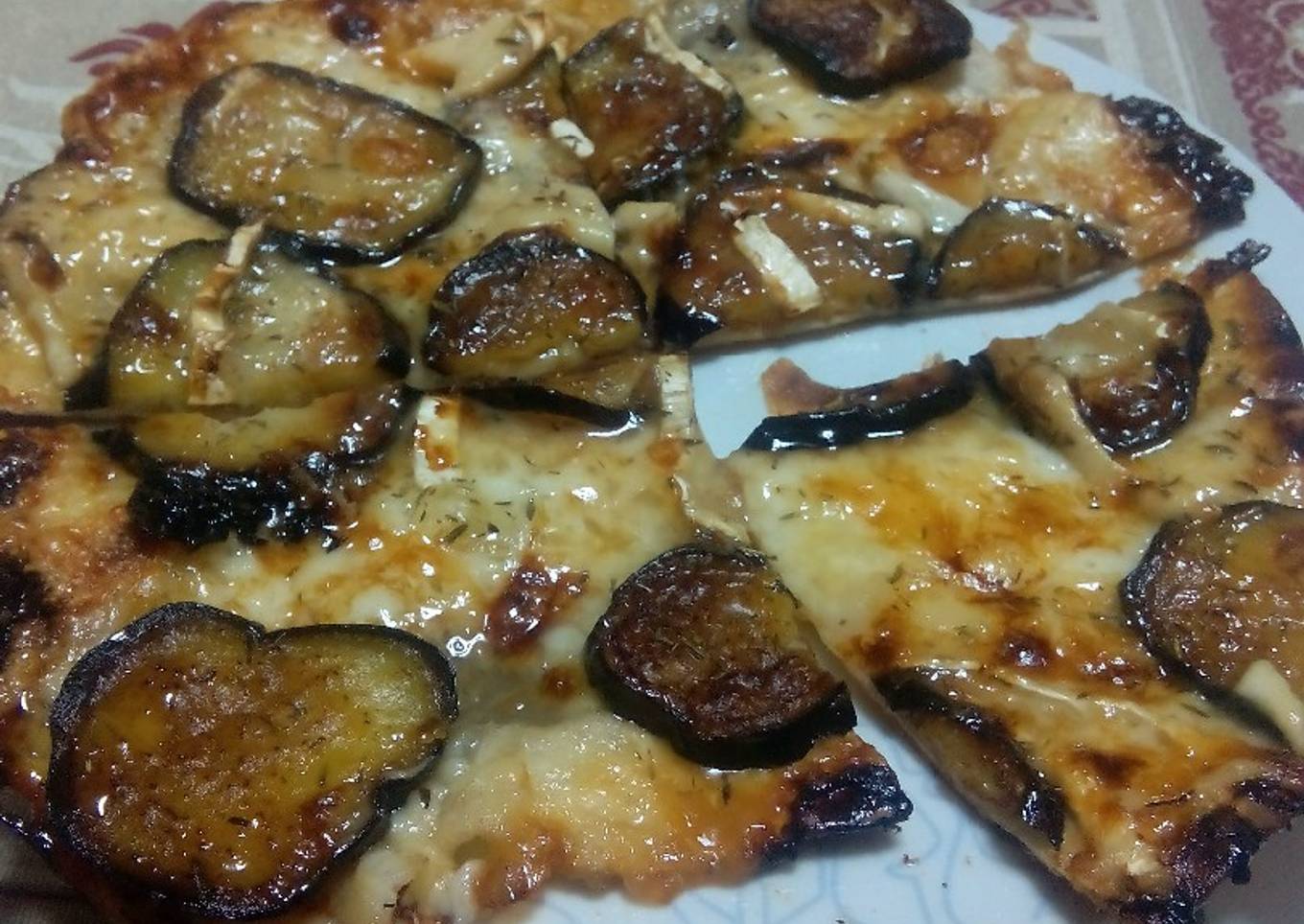 Pizza fina de berenjena, queso de cabra y miel