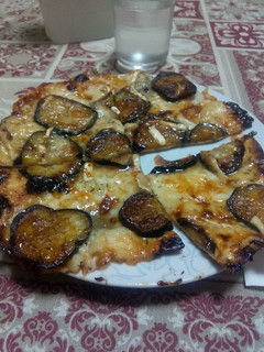 Una foto de Pizza fina de berenjena, queso de cabra y miel