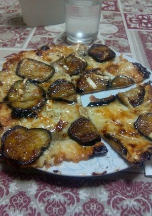 Una foto de Pizza fina de berenjena, queso de cabra y miel