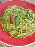 Spaghetti de calabacín al pesto de aguacate