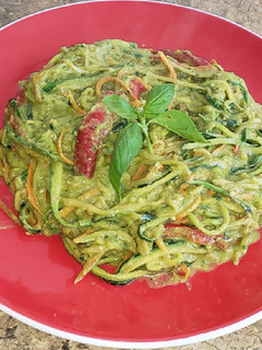 Una foto de Spaghetti de calabacín al pesto de aguacate