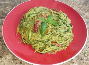 Una foto de Spaghetti de calabacín al pesto de aguacate