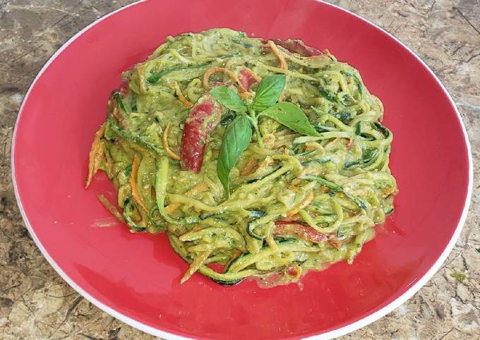 SPAGHETTI DE CALABACIN CON PESTO DE AGUACATE