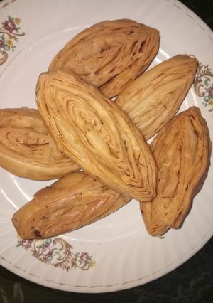 A picture of Layers masala papdi.