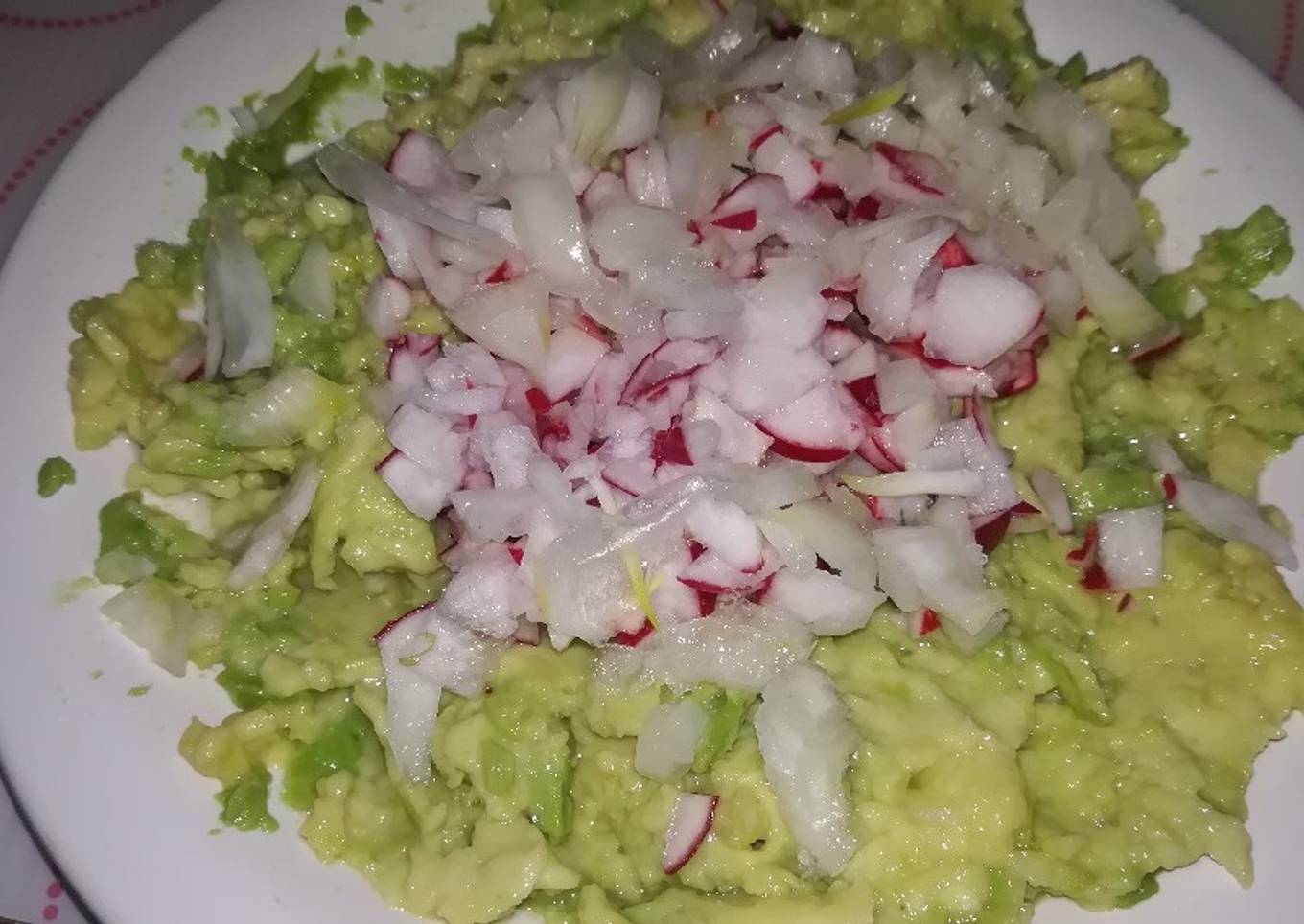 Aguacate con rabanitos y cebolleta