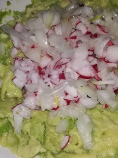 Una foto de Aguacate con rabanitos y cebolleta