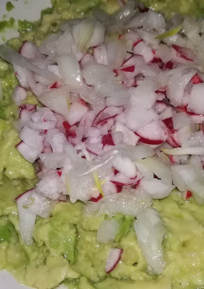 Una foto de Aguacate con rabanitos y cebolleta