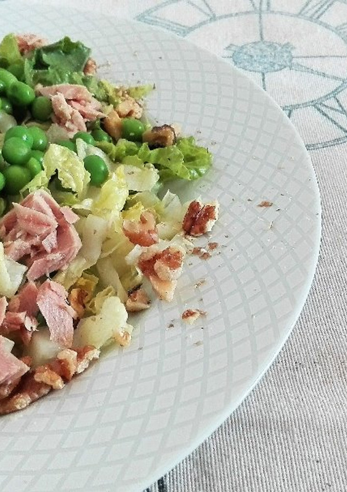 Una foto de Ensalada de guisantes y atún
