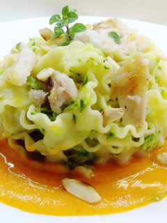 Foto di Mafalde con pesce persico, crema di peperoni, e zucchine grattugiate