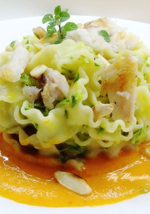 Foto di Mafalde con pesce persico, crema di peperoni, e zucchine grattugiate