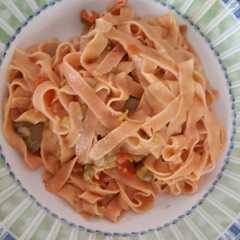 Foto di Tagliatelle alle barbabietole con carciofi,asparagi e melanzane