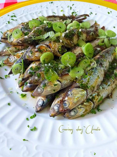 Una foto de Boquerones a la plancha con majado Urrutia y brotes de cebolleta