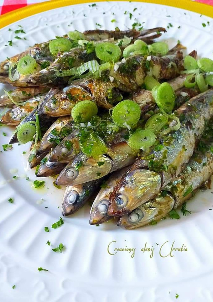 Una foto de Boquerones a la plancha con majado Urrutia y brotes de cebolleta