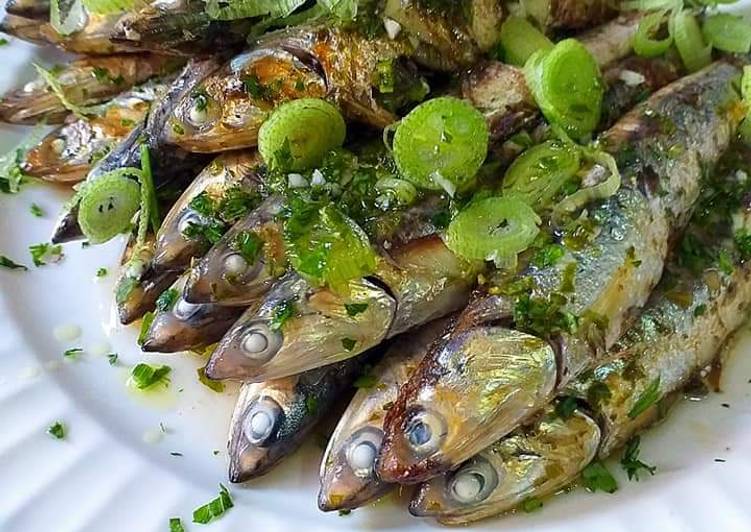 Boquerones a la plancha con majado Urrutia y brotes de cebolleta