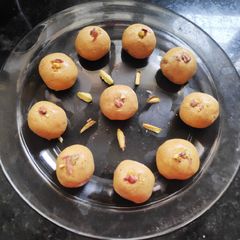 Besan ladoos 😋 A picture of Besan ladoos 😋.
